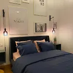 Cozy W/ King Bed Great For Discovering Apartment